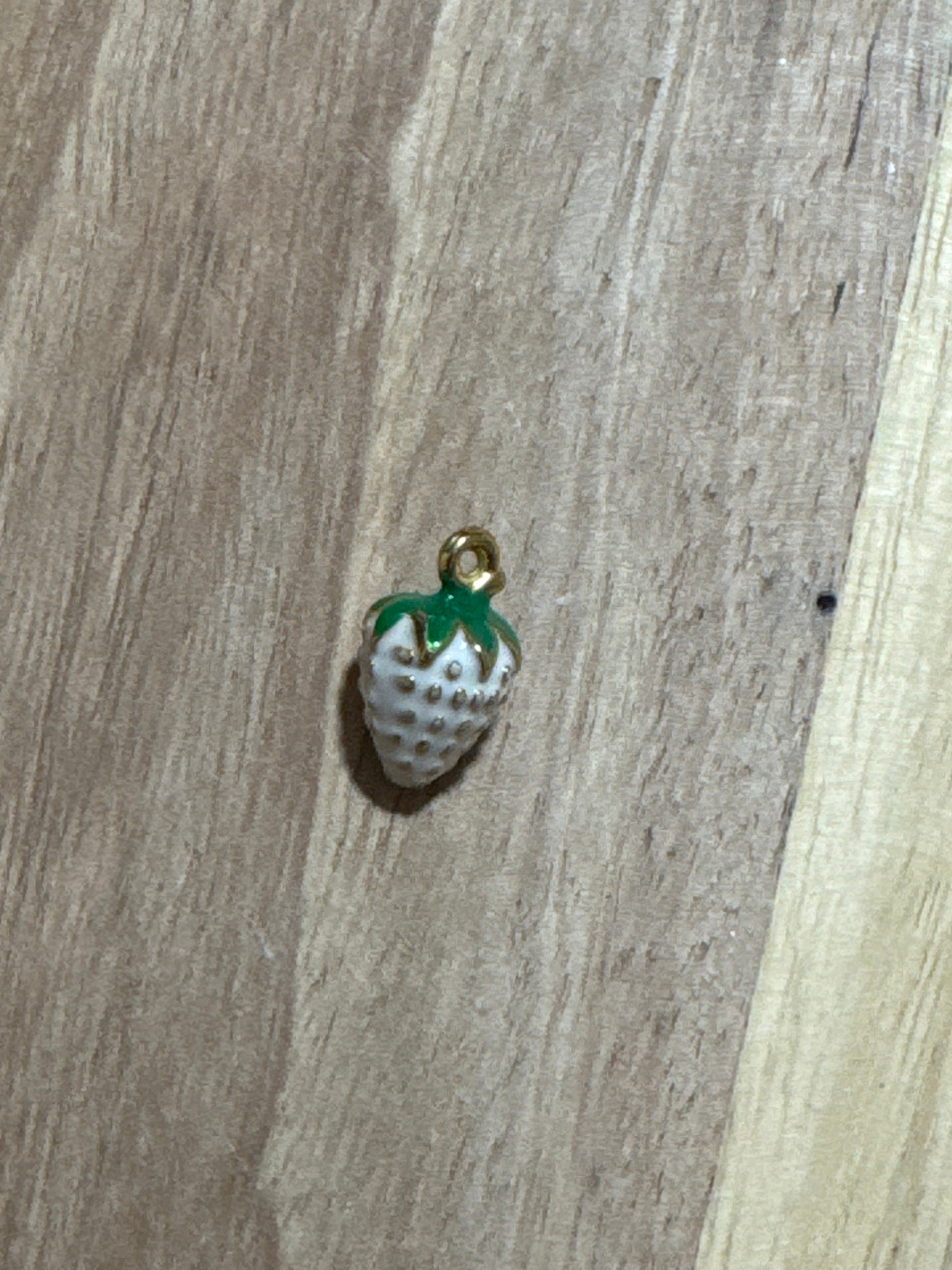 Charms petite fraise blanche