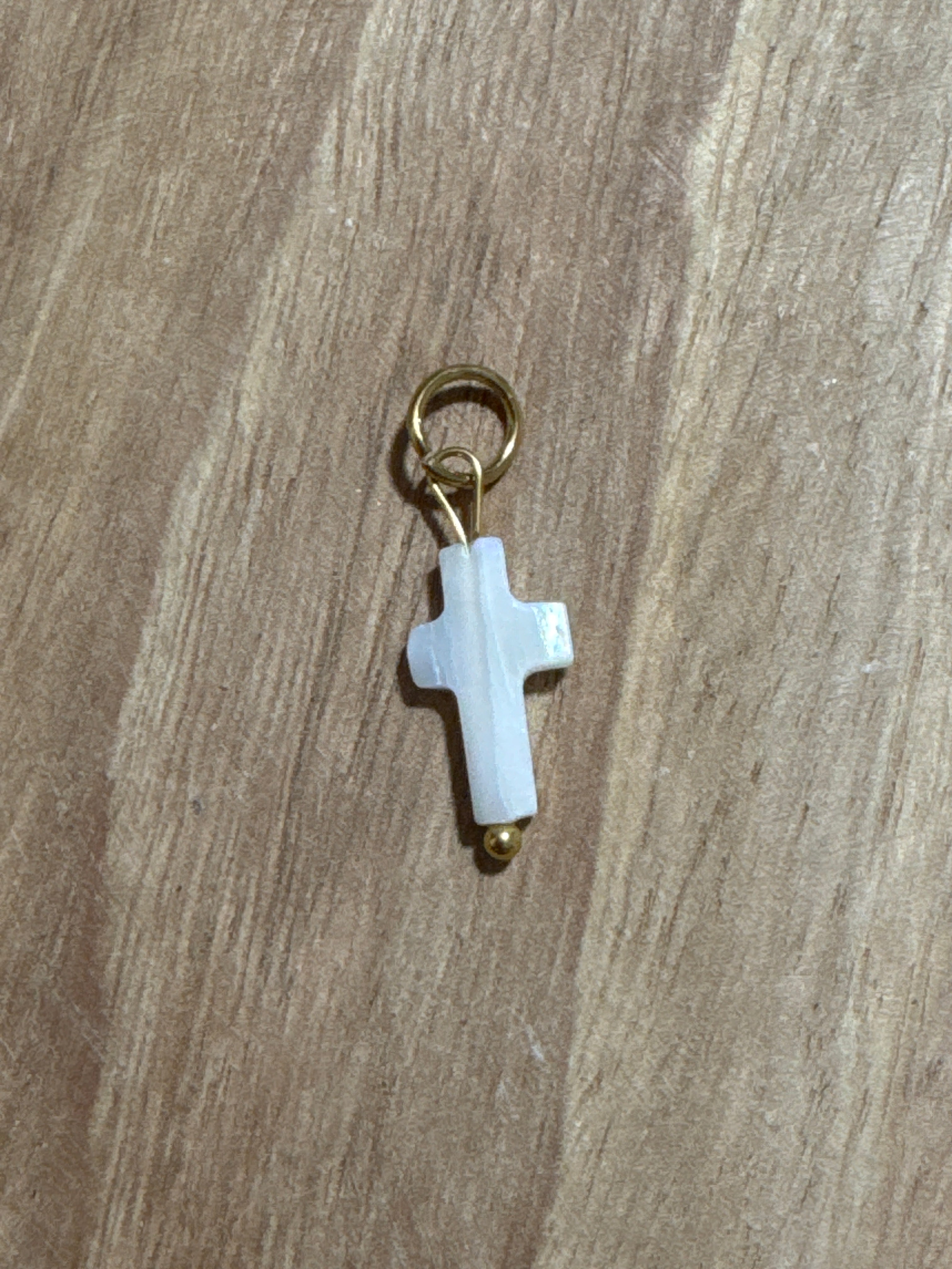 Charms croix blanche
