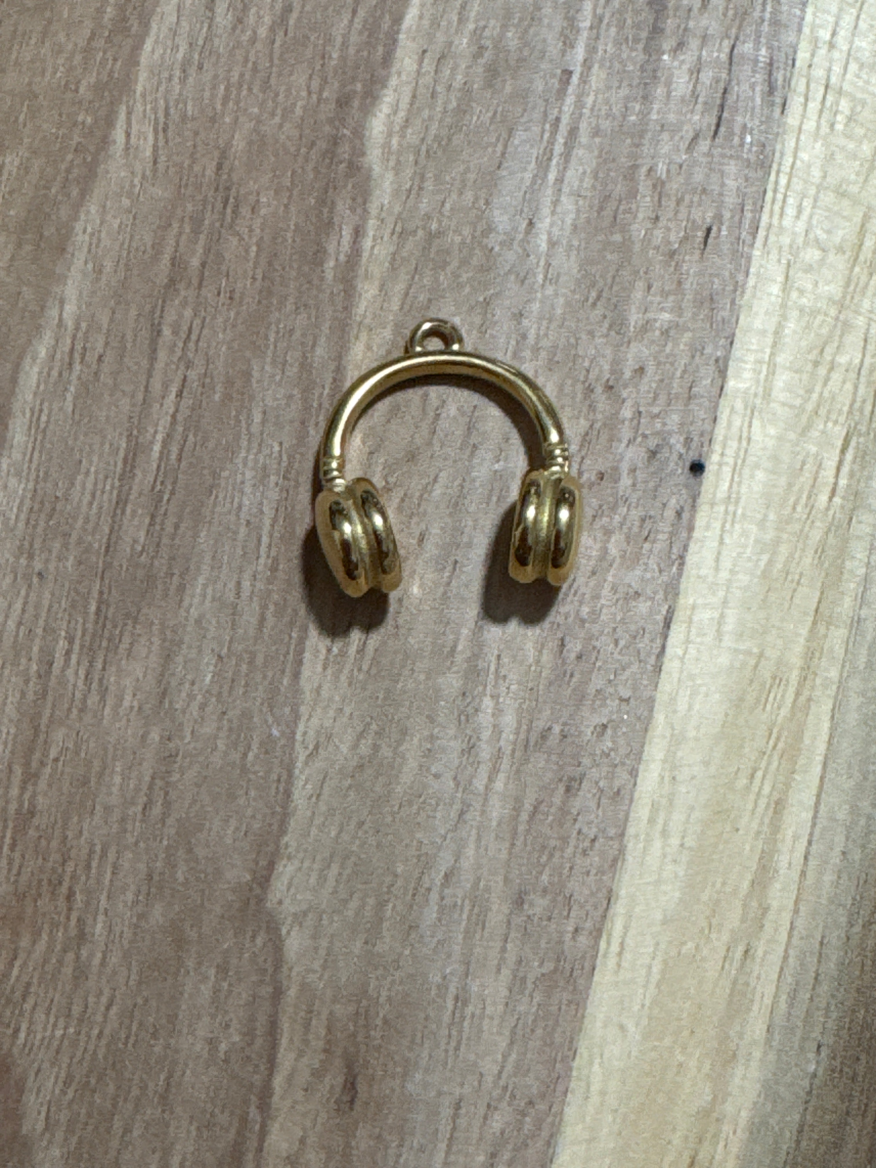 Charms casque doré