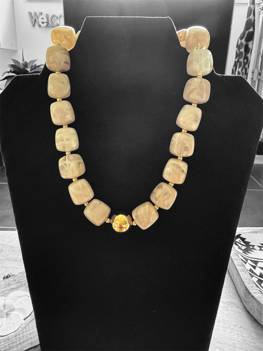 Collier perles en résine beige