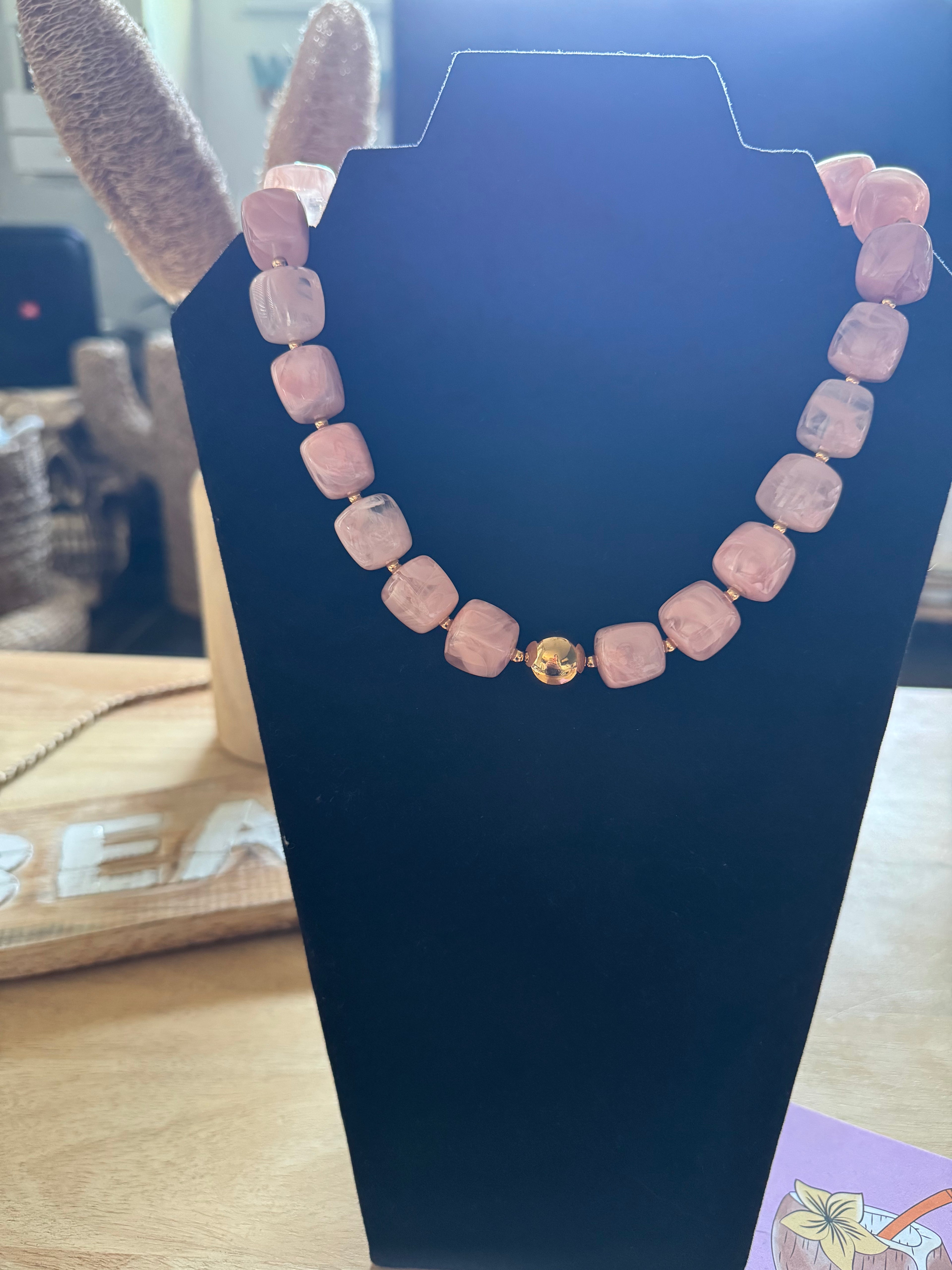 Collier perles en résine rose